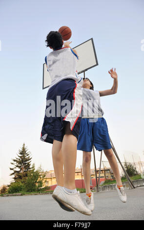 Frau-Basketball-Spieler haben Treining und trainieren Sie im Basketballplatz im City auf Straße Stockfoto