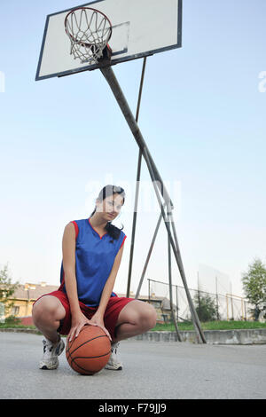 Frau-Basketball-Spieler haben Treining und trainieren Sie im Basketballplatz im City auf Straße Stockfoto