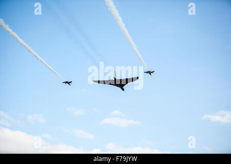 RAF Vulcan-Bomber fliegen über Kirche Fenton Flugplatz im Jahr 2015 (Flughafen Leeds East) Stockfoto