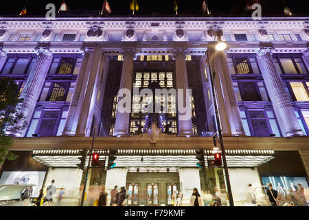 Fassade Kaufhaus Selfridges in der Oxford Street mit Passanten, central London bei Nacht beleuchtet Stockfoto