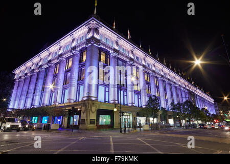 Kaufhaus Selfridges in der Oxford Street mit Passanten, central London bei Nacht beleuchtet Stockfoto