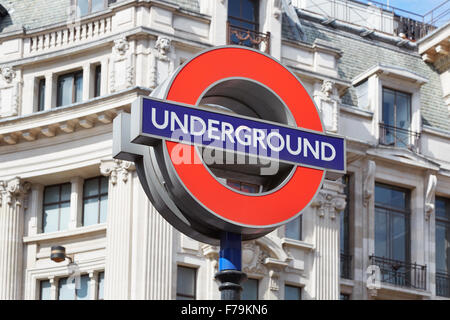 Berühmte London unterirdische Schild mit weißen Architektur Hintergrund Stockfoto