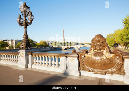 Pont Alexandre III Brücke Balustrade mit Eiffel Turm Blick in Paris, am frühen Morgen Stockfoto