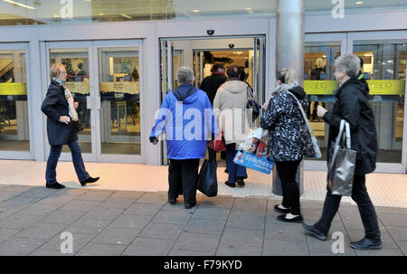 Brighton, Sussex, UK. 27. November 2015. Marks & Spencer Kunden kommen früh in Brighton für einige schwarze Freitag Vormittag Black Friday ist die traditionelle Schnäppchen Preis shopping Tag mit Ursprung aus den USA Schnäppchen, wo ist es in den Läden der Tag nach Thanksgiving Kredit statt: Simon Dack/Alamy Live News Stockfoto