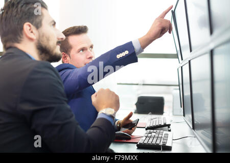 Auf lagerhändler Blick auf Computer-Bildschirmen. Stockfoto