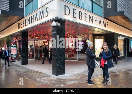 London, UK.  27. November 2015.  Eine Handvoll scharf Shopper sind in Oxford Street, London und auf der Suche nach Schnäppchen bei sogenannten "Black Friday", einen Tag beim Händler Preise im Vorfeld zu Weihnachten zerschnitten.  Einzelhändler große frühmorgens Massen erwartet hatten, aber sie nicht zustande gekommen.   Bildnachweis: Stephen Chung / Alamy Live News Stockfoto