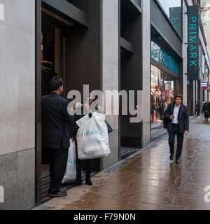 London, UK.  27. November 2015.  Am frühen Morgen Kauf für diese Frau bei Primark, als eine Handvoll scharf Shopper sind in Oxford Street, London und Schnäppchen auf der Suche nach auf sogenannten "Black Friday", einen Tag beim Händler Preise im Vorfeld zu Weihnachten zerschnitten.  Einzelhändler große frühmorgens Massen erwartet hatten, aber sie nicht zustande gekommen.   Bildnachweis: Stephen Chung / Alamy Live News Stockfoto
