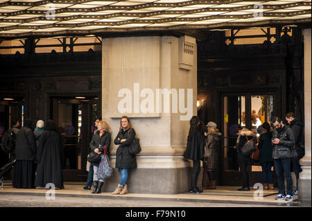 London, UK.  27. November 2015.  Eine Schlange von Kunden Formen außerhalb Kaufhaus Selfridges in der Oxford Street, London und auf der Suche nach Schnäppchen bei sogenannten "Black Friday", einen Tag beim Händler Preise im Vorfeld zu Weihnachten zerschnitten.  Einzelhändler große frühmorgens Massen erwartet hatten, aber sie nicht zustande gekommen.   Bildnachweis: Stephen Chung / Alamy Live News Stockfoto