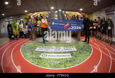 Marathonläufer warten am Jungfernstieg S-Bahn Station, 26. November 2015 in Hamburg, Deutschland. Kurz vor dem Referendum ob der freien und Hansestadt Hamburg als Gastgeber für die Olympischen Spiele im Jahr 2024 gelten, haben 50 Läufer aus neun Provinzen sowie den Niederlanden und Kolumbien ein Zeichen sportliche Begeisterung teilgenommen. Foto: Axel Heimken/dpa Stockfoto
