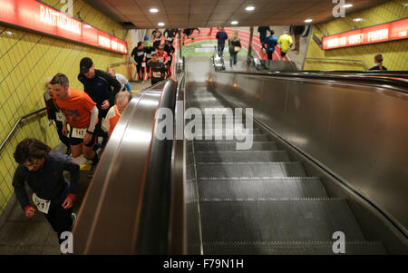 Marathon-Läufer läuft in Hamburg am Jungfernstieg S-Bahn Station, 26. November 2015 in Hamburg, Deutschland. Kurz vor dem Referendum ob der freien und Hansestadt Hamburg als Gastgeber für die Olympischen Spiele im Jahr 2024 gelten, haben 50 Läufer aus neun Provinzen sowie den Niederlanden und Kolumbien ein Zeichen sportliche Begeisterung teilgenommen. Foto: Axel Heimken/dpa Stockfoto