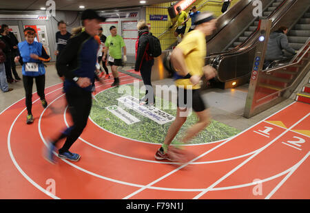 Marathonläufer laufen am Jungfernstieg S-Bahn Station, 26. November 2015 in Hamburg, Deutschland. Kurz vor dem Referendum ob der freien und Hansestadt Hamburg als Gastgeber für die Olympischen Spiele im Jahr 2024 gelten, haben 50 Läufer aus neun Provinzen sowie den Niederlanden und Kolumbien ein Zeichen sportliche Begeisterung teilgenommen. Foto: Axel Heimken/dpa Stockfoto