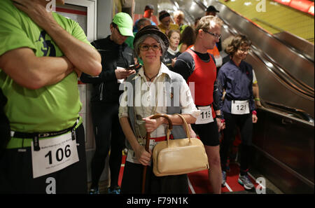 Marathonläufer warten am Jungfernstieg S-Bahn Station, 26. November 2015 in Hamburg, Deutschland. Kurz vor dem Referendum ob der freien und Hansestadt Hamburg als Gastgeber für die Olympischen Spiele im Jahr 2024 gelten, haben 50 Läufer aus neun Provinzen sowie den Niederlanden und Kolumbien ein Zeichen sportliche Begeisterung teilgenommen. Foto: Axel Heimken/dpa Stockfoto