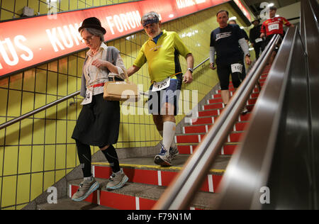 Marathon-Läufer läuft in Hamburg am Jungfernstieg S-Bahn Station, 26. November 2015 in Hamburg, Deutschland. Kurz vor dem Referendum ob der freien und Hansestadt Hamburg als Gastgeber für die Olympischen Spiele im Jahr 2024 gelten, haben 50 Läufer aus neun Provinzen sowie den Niederlanden und Kolumbien ein Zeichen sportliche Begeisterung teilgenommen. Foto: Axel Heimken/dpa Stockfoto