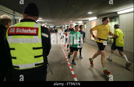 Marathon-Läufer läuft in Hamburg am Jungfernstieg S-Bahn Station, 26. November 2015 in Hamburg, Deutschland. Kurz vor dem Referendum ob der freien und Hansestadt Hamburg als Gastgeber für die Olympischen Spiele im Jahr 2024 gelten, haben 50 Läufer aus neun Provinzen sowie den Niederlanden und Kolumbien ein Zeichen sportliche Begeisterung teilgenommen. Foto: Axel Heimken/dpa Stockfoto
