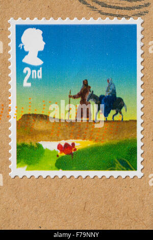 Weihnachtsmarke 2. Klasse mit Maria auf Esel auf braunem Umschlag - Briefmarke 2. Klasse Stockfoto