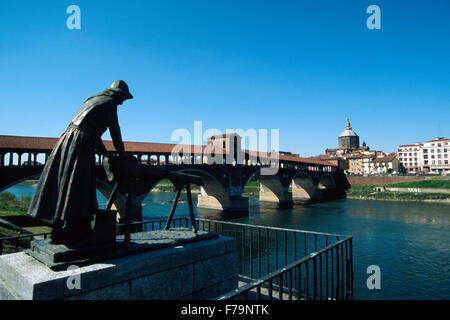 Italien, Lombardei, Pavia, Fluss Ticino, überdachte Brücke und das Monumento Alla Lavandaia. Stockfoto