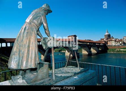 Italien, Lombardei, Pavia, Fluss Ticino, überdachte Brücke und das Monumento Alla Lavandaia. Stockfoto