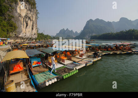 Touristischen Bambus Flöße auf dem Li Fluss bei Xingping Guilin Region Guangxi, China LA008204 Stockfoto