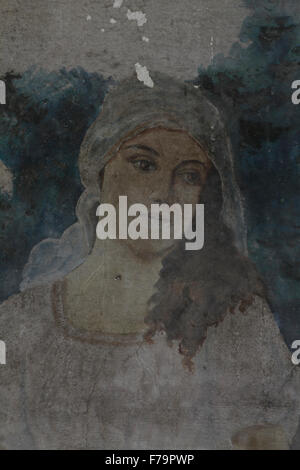 Closeup von Mignon Porträt & Gesichtszüge erstellt von volkstümlichen Maler Manolis Papamalis, gehostet in einem verfallenen Haus in Kontias, GR Stockfoto