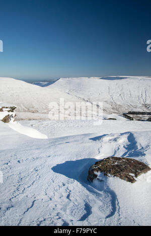 Atemberaubenden blauen Himmel Berglandschaft im Winter mit Schnee bedeckten Hänge Stockfoto