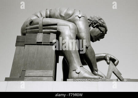 Eduardo Paolozzi Skulptur von Sir Isaac Newton in der British Library in London in England in Großbritannien im Vereinigten Königreich Großbritannien. Körper-Kunstwissenschaft Stockfoto