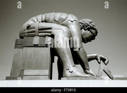 Eduardo Paolozzi Skulptur von Sir Isaac Newton in der British Library in London in England in Großbritannien im Vereinigten Königreich Großbritannien. Körper-Kunstwissenschaft Stockfoto