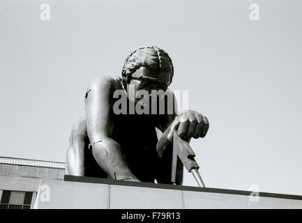 Eduardo Paolozzi Skulptur von Sir Isaac Newton in der British Library in London in England in Großbritannien im Vereinigten Königreich Großbritannien. Körper-Kunstwissenschaft Stockfoto