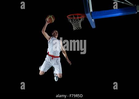 Spiel Sport Basketballspieler in Aktion auf schwarzem Hintergrund isoliert Stockfoto