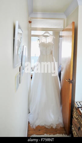 Weißes Brautkleid hängen von einer Tür Stockfoto