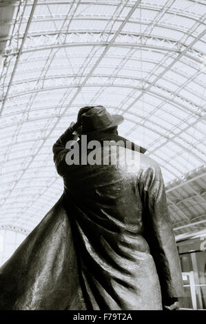 John Betjeman Skulptur in St Pancras Train Station In London in England in Großbritannien im Vereinigten Königreich Großbritannien. Poet Poesie Kunstskulptur Geschichte Stockfoto