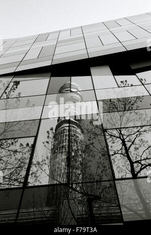 Postamt Bt Tower Reflexion in London in England in Großbritannien im Vereinigten Königreich Großbritannien. Stadt Städte moderne Architektur Gebäudetechnik Stockfoto