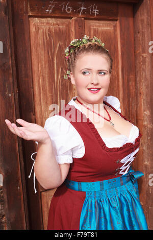 Porträt einer jungen Frau im Dirndl mit unentschlossenen großen Dekolleté Stockfoto