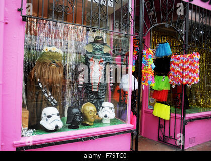 Der Umbau mieten Fancy Dress Shop in Sydney Street North Laine Brighton mit Star Wars Kostüme im Fenster Stockfoto