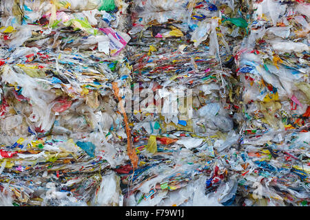 Plastikmüll komprimiert und gestapelt Stockfoto