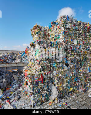 Plastikmüll komprimiert und gestapelt Stockfoto