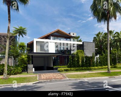 Überdachter Parkplatz und Tiefgarage Eingang und Fassade eines Hauses in der Bucht weg, Sentosa, Singapur von Robert Greg Shand Architekten Stockfoto