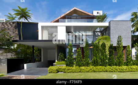 Außen, Auffahrt und überdachten Eingang zur Tiefgarage, ein Haus in Cove, Sentosa, Singapur von Robert Greg Shand Architekten Stockfoto