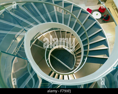 Erhöhten Blick auf Wendeltreppe, Linklaters Firmenzentrale, London, England, UK Stockfoto