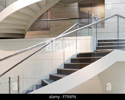 Metall-Handlauf und Treppe in Linklaters Büro Hochhaus, London, England, UK Stockfoto