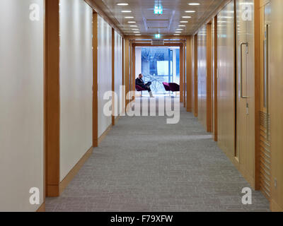 Büro Flur und Türen in Linklaters Büro Hochhaus, London, England, UK Stockfoto