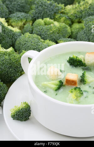 Frischer Brokkoli Suppe essen in einer Schüssel-Nahaufnahme Stockfoto