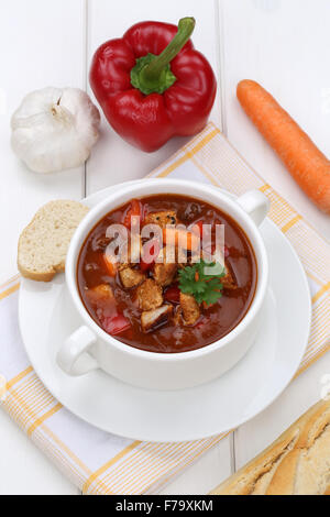 Gulasch Suppe essen mit Baguette, Fleisch und Paprika in Tasse Stockfoto