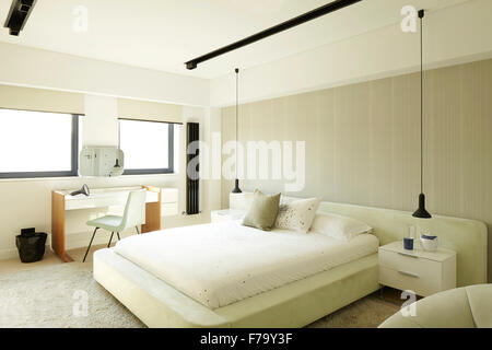 Doppelbett und Schreibtisch in 2-Bett-Wohnung, Farringdon, London, England, UK Stockfoto