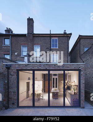 Küche-Erweiterung, Blick vom Garten, London 2013, Design von FORA Architekten Stockfoto