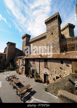 Das Schloss (Rocca Monaldeschi della Cervara) in der Stadt von Bolsena - Viterbo, Italien Stockfoto