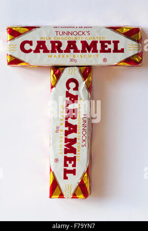Zwei Tunnocks Milchschokolade überzogen Karamell Wafer Keks in T-Form isoliert auf weißem Hintergrund angeordnet Stockfoto