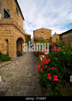 Civita di Bagnoregio "il Paese Che Muore" ("die Stadt, die im Sterben liegt") gebaut, über ein Plateau von lockeren Vulkantuff ständige Erosion - Viterbo, Italien Stockfoto