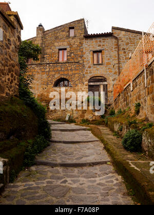 Civita di Bagnoregio "il Paese Che Muore" ("die Stadt, die im Sterben liegt") gebaut, über ein Plateau von lockeren Vulkantuff ständige Erosion - Viterbo, Italien Stockfoto