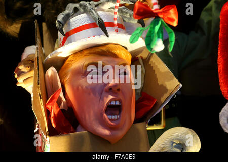 Donald Trump der scrooge, in einem Schaufenster des Halloween-Kostümgeschäfts Stockfoto