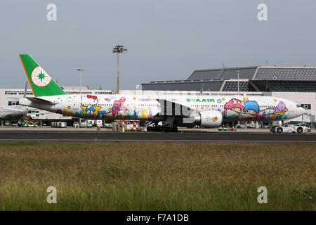 Taipeh Taoyuan, Taiwan - 20. Oktober 2015: Ein EVA Air Boeing B777-300 mit der Eintragung im Hello Kitty Design bei B-16722 Stockfoto